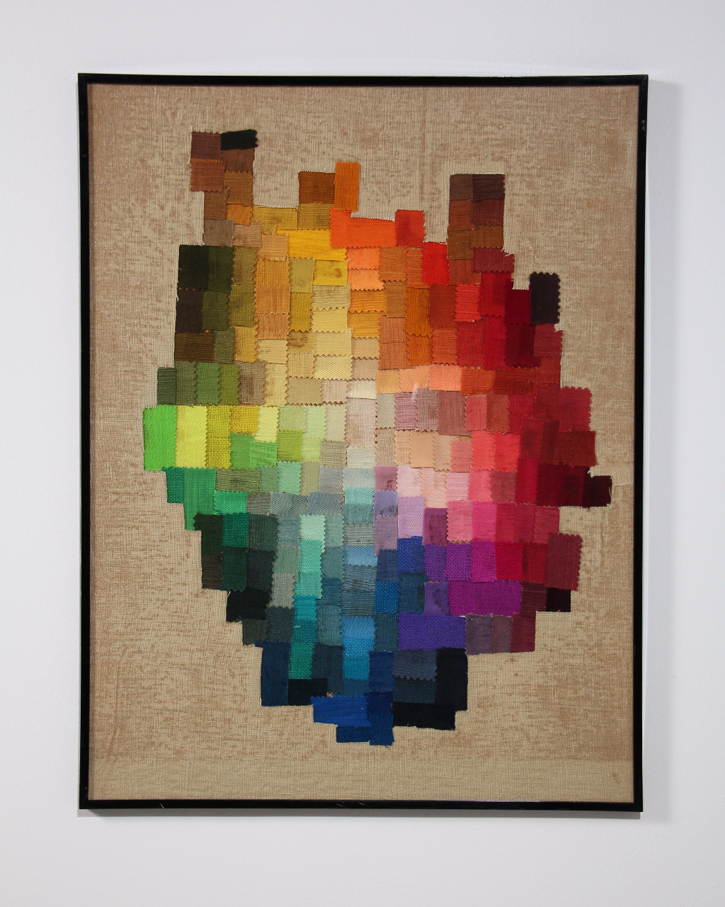 Tableau composé de coupons tissu découpe de plusieurs couleurs e,n dégradé forme abstraite