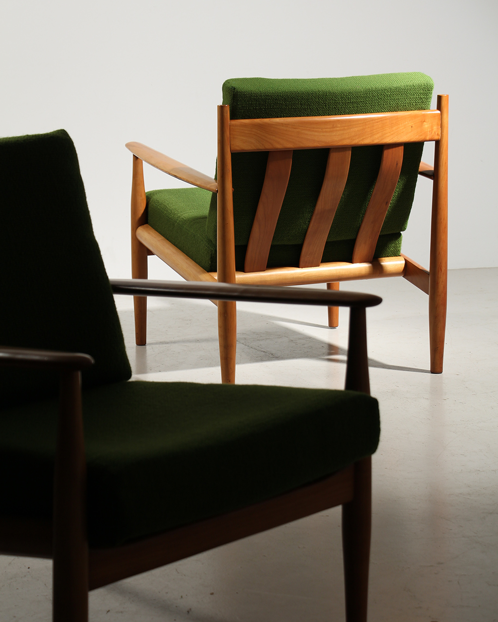 paire de fauteuils scandinave style grete jalk avec coussins verts