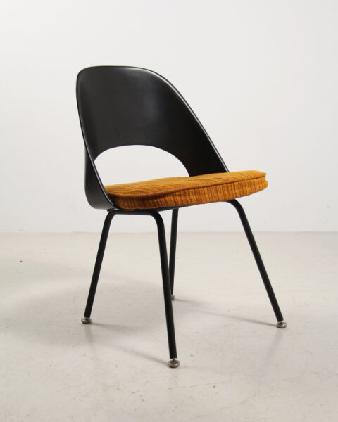 6 chaises pivotantes Saarinen pour Knoll en cuir bleu