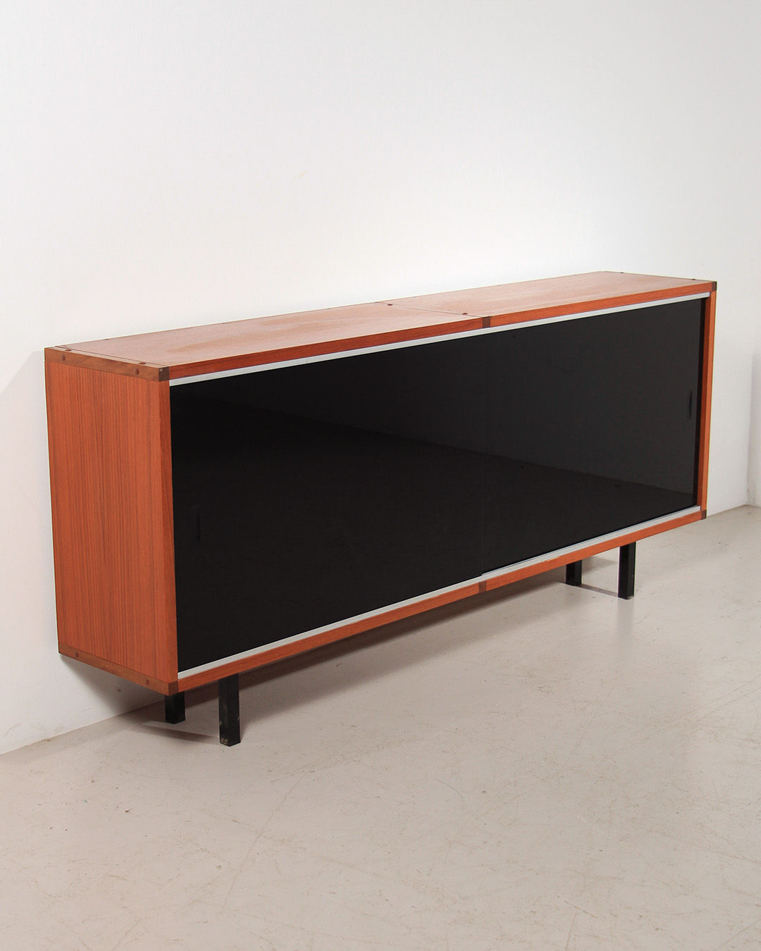 meuble vintage à portes coulissantes